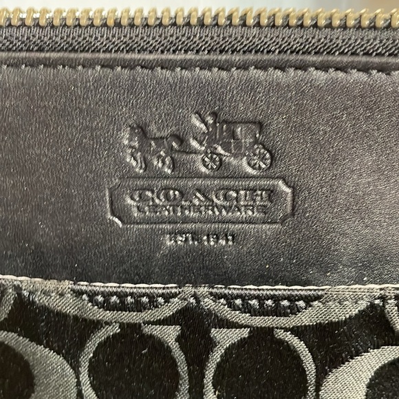 Coach Black C Design Crossbody EUC with shirt - Picture 4 of 12